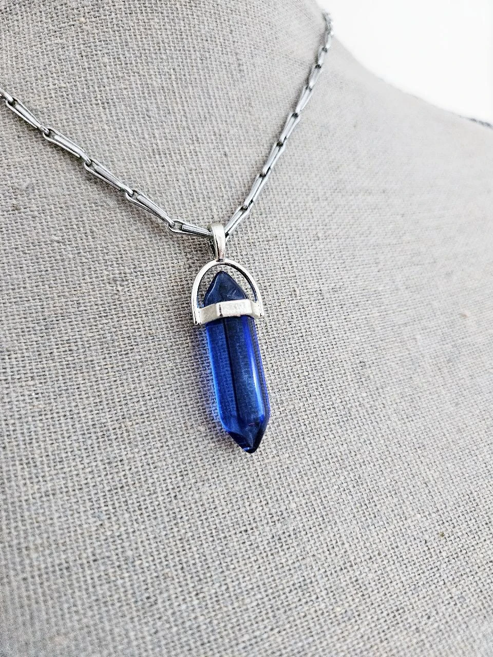 Collier chaine argentée et son pendentif pointe de cristal bleu nuit intense – photo 3